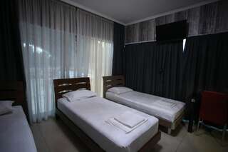 Отель Hotel Okriba Tbilisi Тбилиси Стандартный трехместный номер-5
